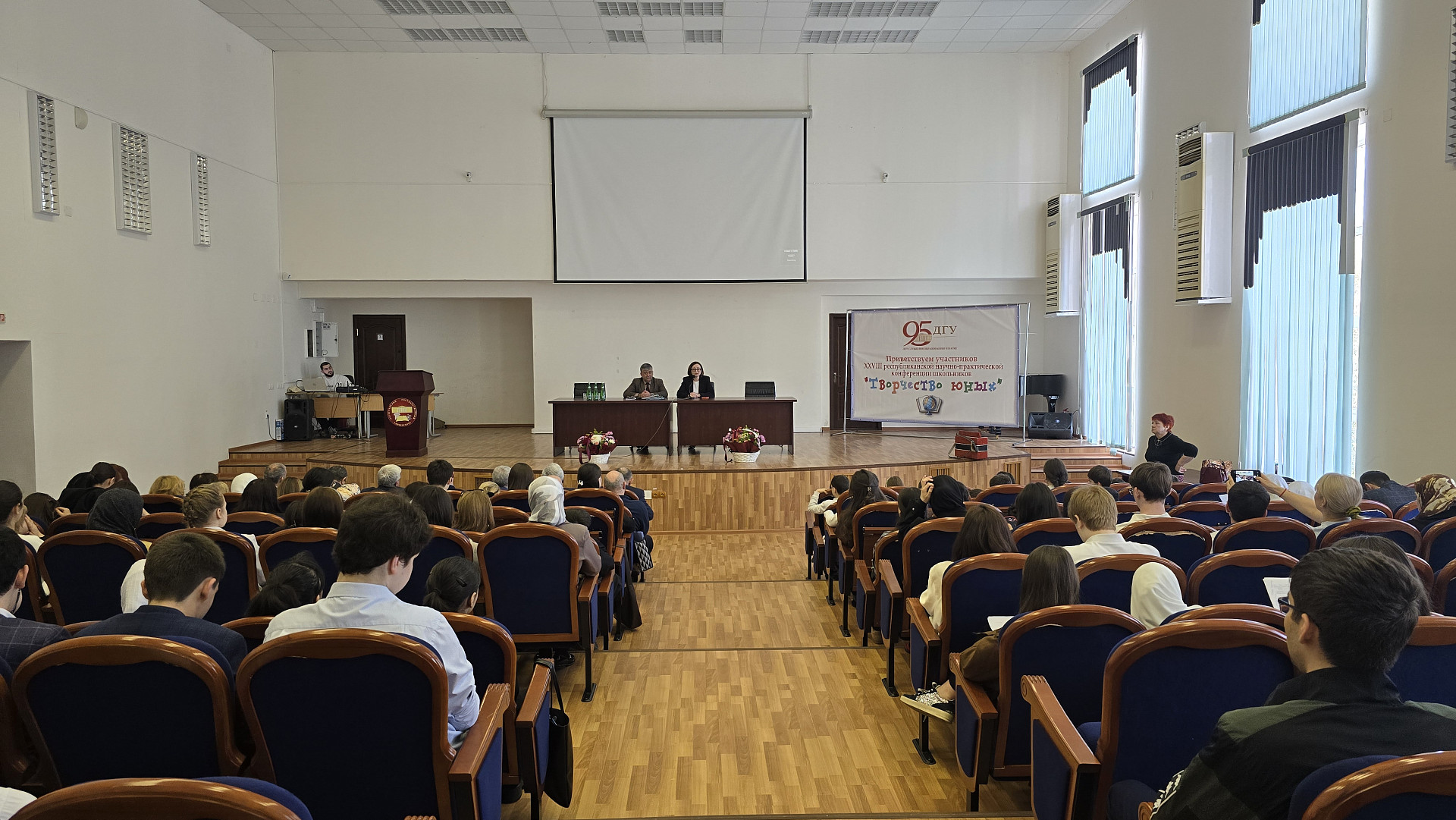 ДГУ прошла XXVIII республиканская научно-практическая конференция школьников "Творчество юных"